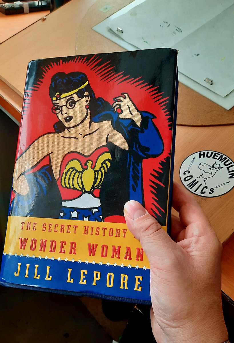 Jill Lepore en 'Wonder Woman' va más allá de la biografía de un personaje de cómic, ofreciendo una fascinante exploración de la historia de Estados Unidos a través de la lente de esta icónica heroína. Revelando los complejos orígenes de Wonder Woman, desde el feminismo hasta el