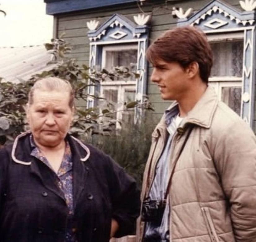 Том Круз и баба Нюра миссия не выполнима - прополи редиску внучок 

Том Круз во время своего визита в СССР инкогнито, 1988 год