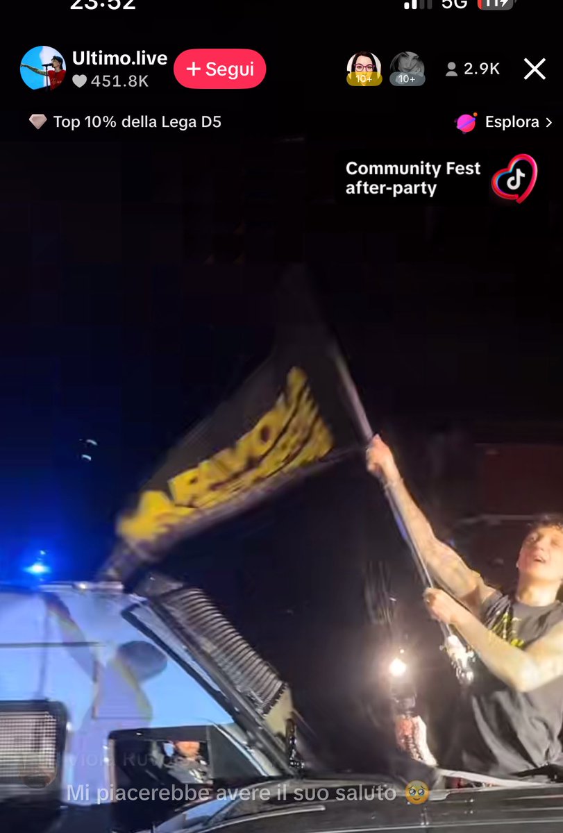 ludopeterpann's tweet photo. rendiamoci conto che lui dopo quasi TRE ORE di concerto è andato al parchetto a cantare e a salutare😭😭😭😭
#UltimoStadi2025 https://t.co/JIxwm5Ez18