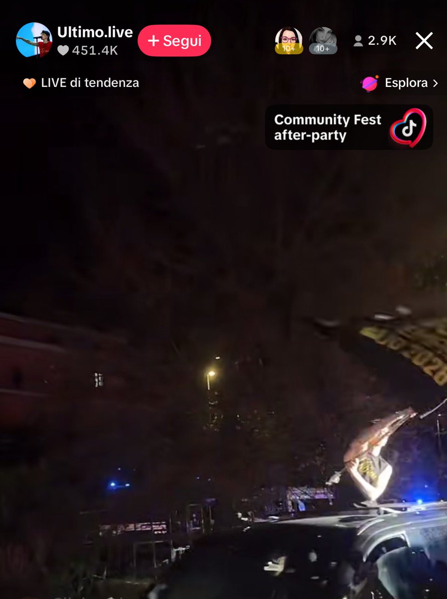 ludopeterpann's tweet photo. rendiamoci conto che lui dopo quasi TRE ORE di concerto è andato al parchetto a cantare e a salutare😭😭😭😭
#UltimoStadi2025 https://t.co/JIxwm5Ez18