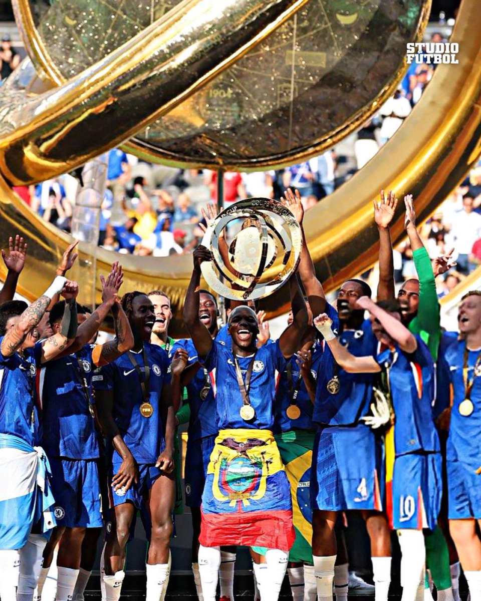 🇪🇨🌟 Una POSTAL HISTÓRICA.

Moisés Caicedo levanta el trofeo del Mundial de Clubes 2025. Qué orgullo.