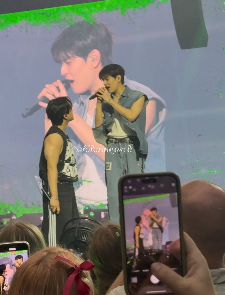 IF YOU ZOOM IN YOU CAN SEE SEUNGHEARTS IN HIS EYES