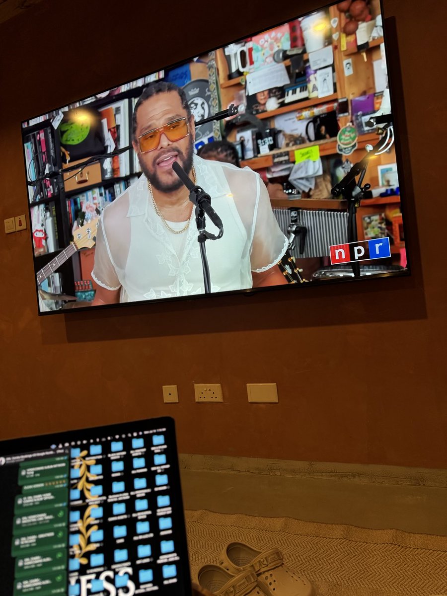 Ama tell my kids that #Maxwell is the Weekend’s Dad !!!!!