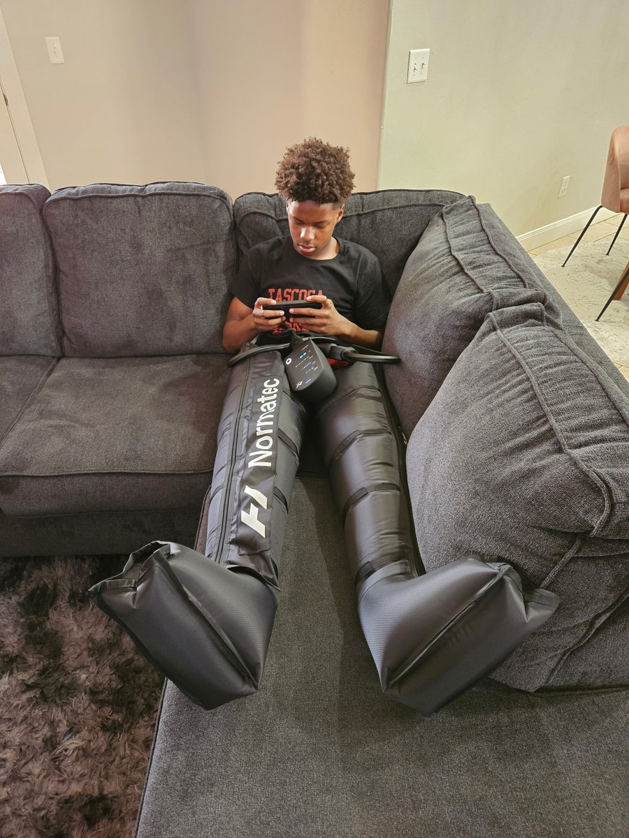 TspoonJr2523's tweet image. Recovery mode: activated. Legs earned this.
@king_doerue @TXTopTalent @TFloss32 @806hsscmedia @LeeAnnHerringRW @UltraPreps @DamarionM4 @BrandonHuffman @CoachWhiteDB1 @CSAPrepStar @USArmyBowl @247Sports @sixstarfootball @JVNYLFILMS @TrustMyEyesO @dctf @TrainanceP @SuperMGD_Man…