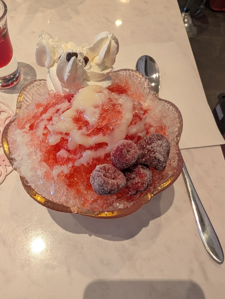 ふわふわかき氷美味しかったよ。
シロップはいちごと練乳で、トッピングはベリーにしました😂
