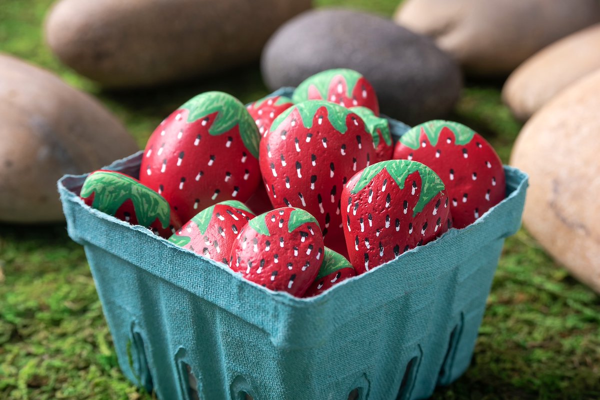 Paint strawberry rocks with this fun garden craft tutorial!
modpodgerocksblog.com/paint-strawber…