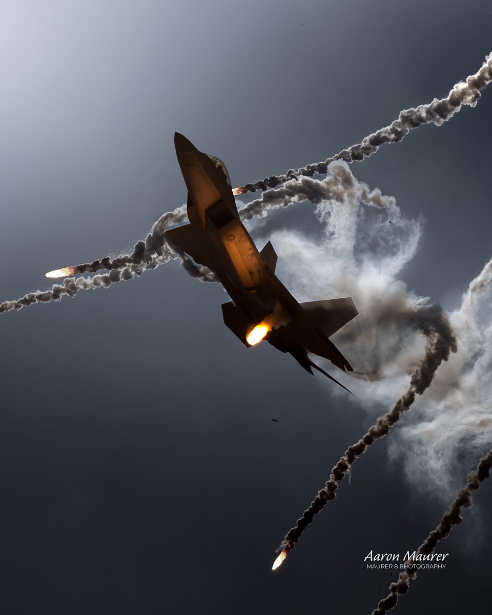 maurer8photo's tweet image. Since I shared some awesome shots of the F-35A dropping flares, thought it only reasonable to also share some photos of the F-22 Raptor dropping flares. @PacificAirshow greatness!
#f22