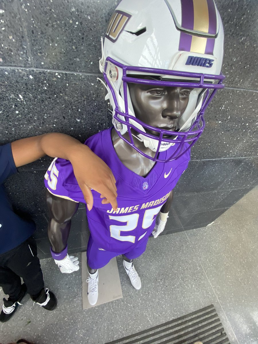 ZionRay2027's tweet photo. I had the privilege to visit @JMUFootball today with my coaches and teammates. Thank you to the James Madison University football staff for the invite! @WY_BulldogsFB @WYFBcoachMiller https://t.co/YB5Spa7jD5