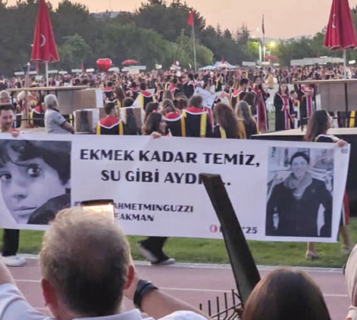 september1rain's tweet photo. @aysenurafyon bu pankartlar… https://t.co/xkEjzvI1L4