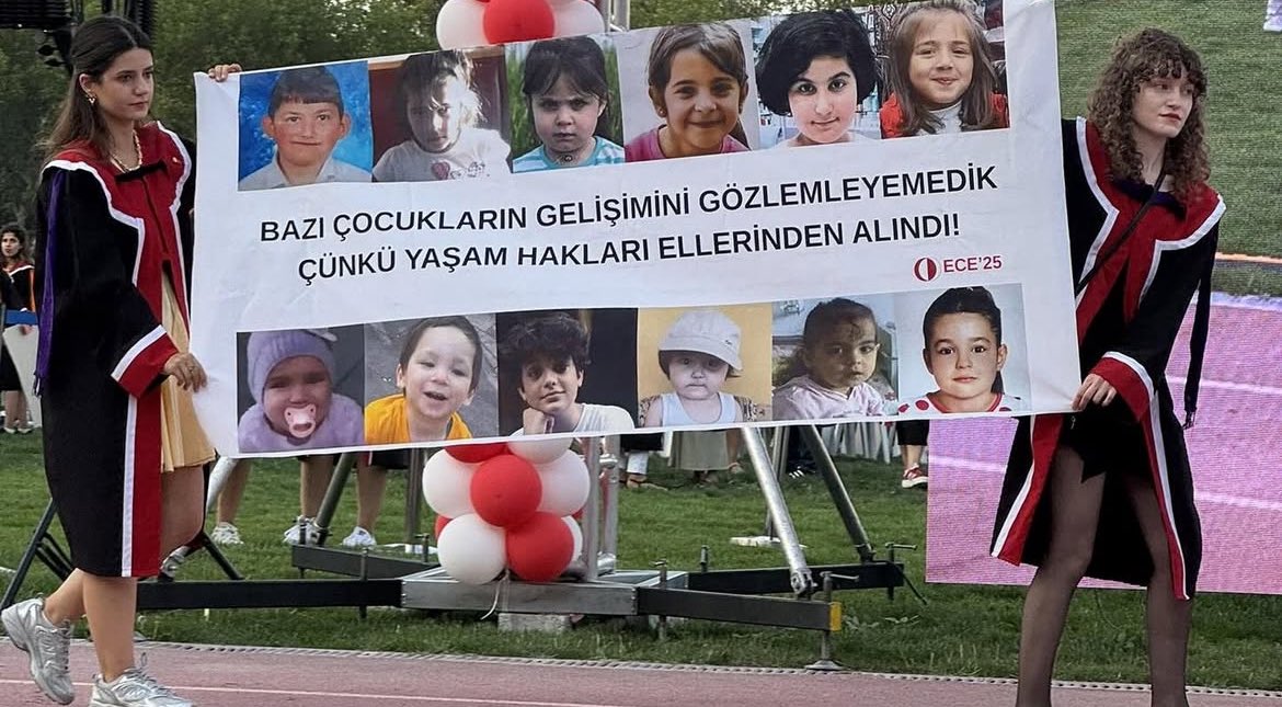 september1rain's tweet photo. @aysenurafyon bu pankartlar… https://t.co/xkEjzvI1L4