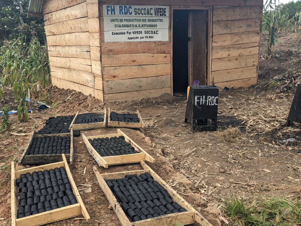 IrMihigo's tweet photo. 🌿 À Lubero, #VIFEDE & #SOCOAC boostent la production de briquettes écologiques avec l’appui du #FHRDC.
💼 Emplois verts pour les #jeunes et #femmes
🔥 Cuisson propre
🌳 Lutte contre la déforestation
#CuissonPropre #ÉnergieVerte #FHRDC #NordKivu #Résilience #GreenJobs https://t.co/kvIePxNxfY