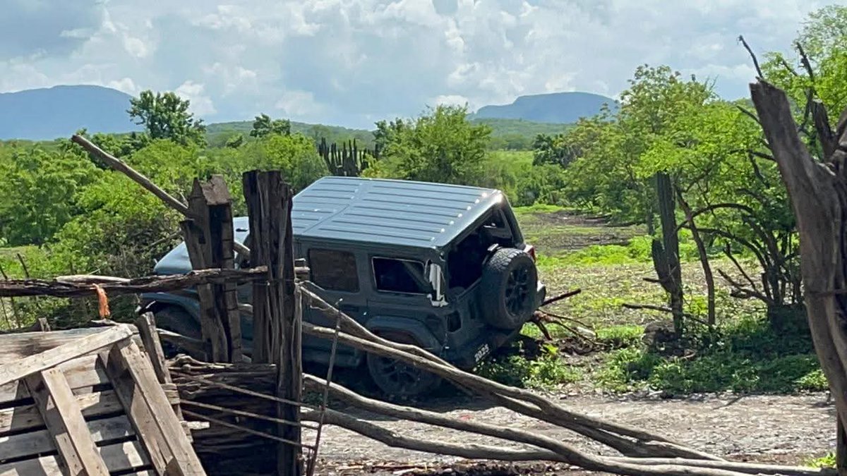 _theinfostream's tweet image. On the morning of Saturday, July 12, 2025, two men were found dead inside a dark gray Jeep Rubicon pickup truck after an armed confrontation on the dirt road leading from La Estancia de los García to La Estancia de Abajo, in Tacuichamona, in the rural area south of Culiacán.
The…
