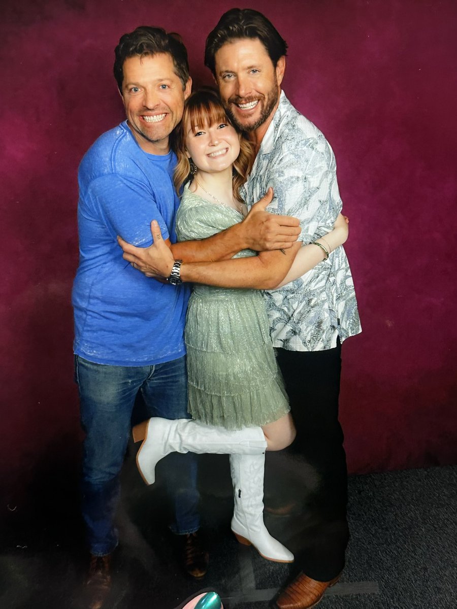 i said “everybody say cheese!!!” and suddenly i hear a “cheeesseee” from jensen in my ear #spnnovi