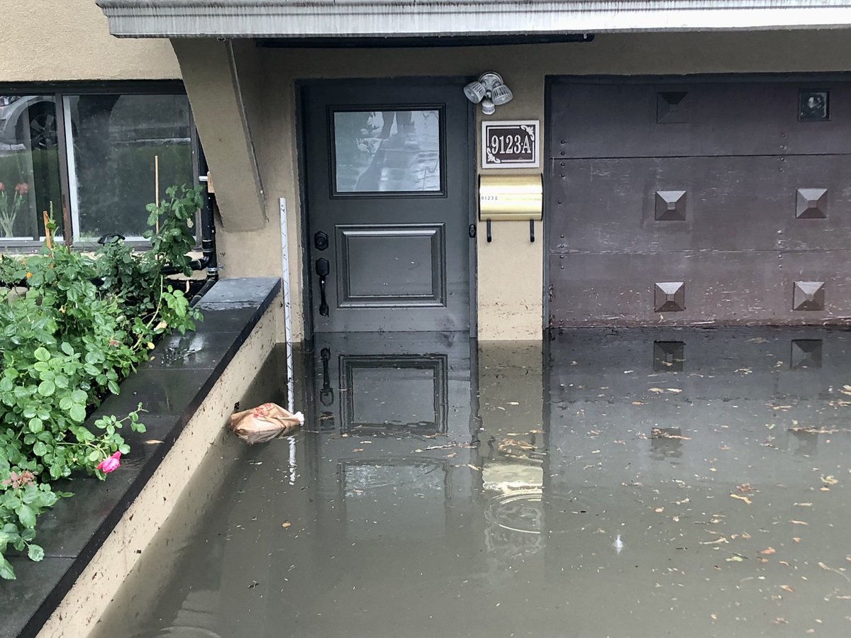 Quite a bit of rain fell across Montreal Sunday afternoon - and it caused flooding problems in parts of Saint-Leonard. 

👉 Many wet basements on De Belmont Street, and the Highway 40/Langelier underpass filled up with knee-high water
