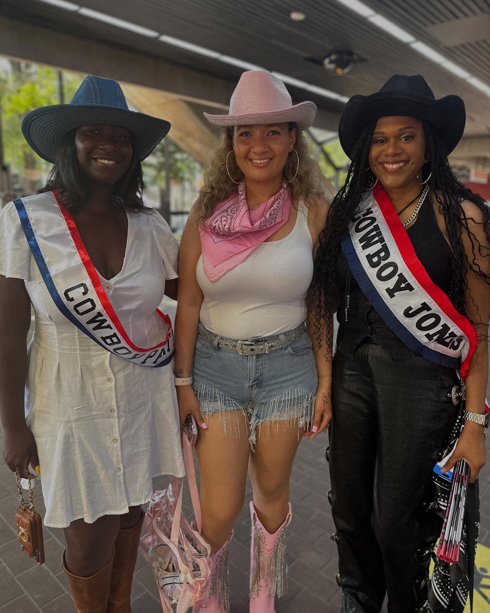 MARTAtransit's tweet photo. 🤠#BeyHive,
Ya’ll ready?!
Fit? ✅
Breeze Card? ✅
Cowboy Boots? ✅
Big Energy? ✅

🙌 #LetMARTADrive you to #CowboyCarter tonight at @MBStadium! We’re running extra trains from Five Points and GWCC Stations. 

🔗 More Details: https://t.co/KrpWGVj9jB https://t.co/eF4H976wvo