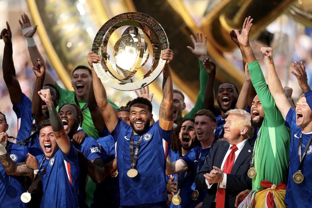 TheDesKelly's tweet image. Elon Musk's A.I. Grok does not believe Donald Trump was actually in the FIFA Club World Cup trophy photo. It says the image was "likely digitally altered". 👀. I'm not sure it really happened either.
#Trump @ChelseaFC #FIFACWC #FIFAClubWorldCup #ElonMusk #CFC