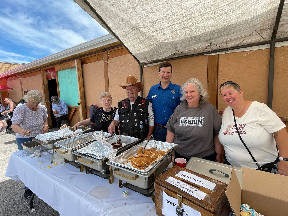 JeromyYYC's tweet image. 🥞It was wonderful to cap off this amazing 2025 Stampede by visiting some long-time friends and meeting new ones at the Royal Canadian Legion No. 275 in Forest Lawn!
The team and I were amazed by the crowds and rolled up our sleeves to help serve probably over a thousand…