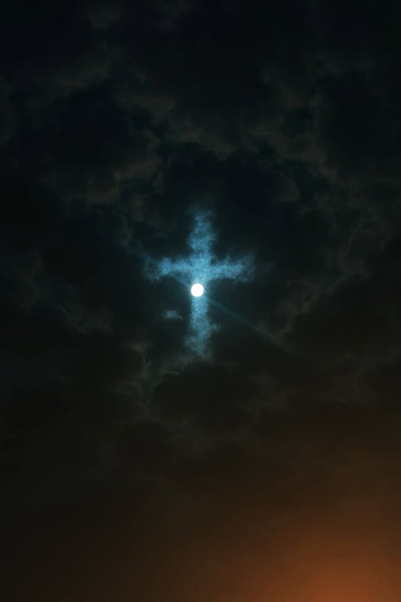 TheDoctorRegen's tweet image. A massive cross was sighted this Friday night in the skies of Sydney, Australia. This amazing sight was witnessed by many on the ground that night. Just another of the recent signs in the skies perhaps?