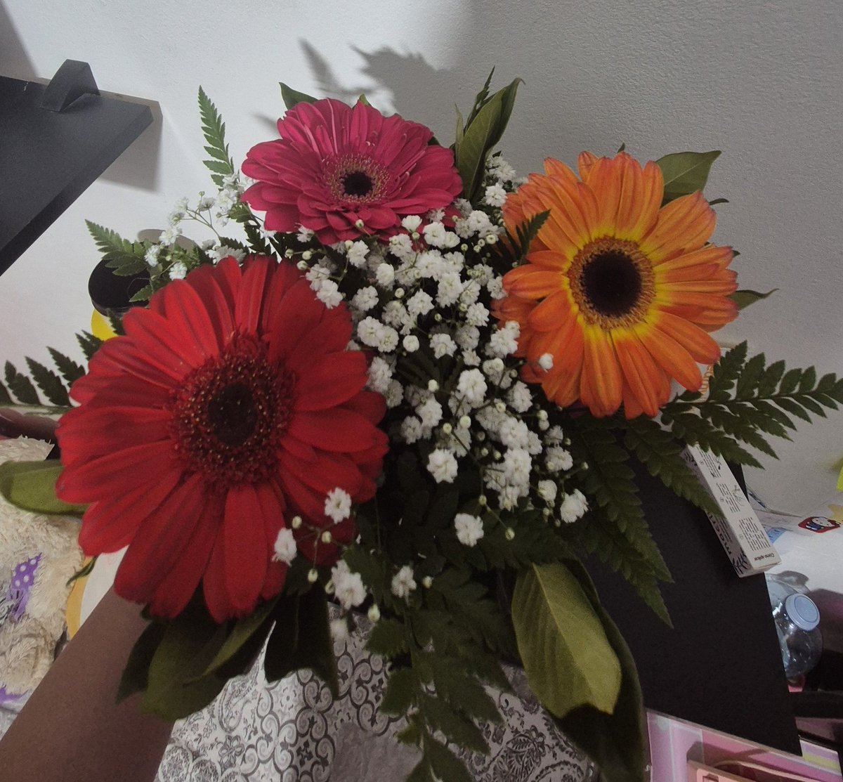 meu namorado me deu flores da cor da bandeira lesbicaKKKKKKKKKKKKKK 
(off sao as mais lindas do mundo)