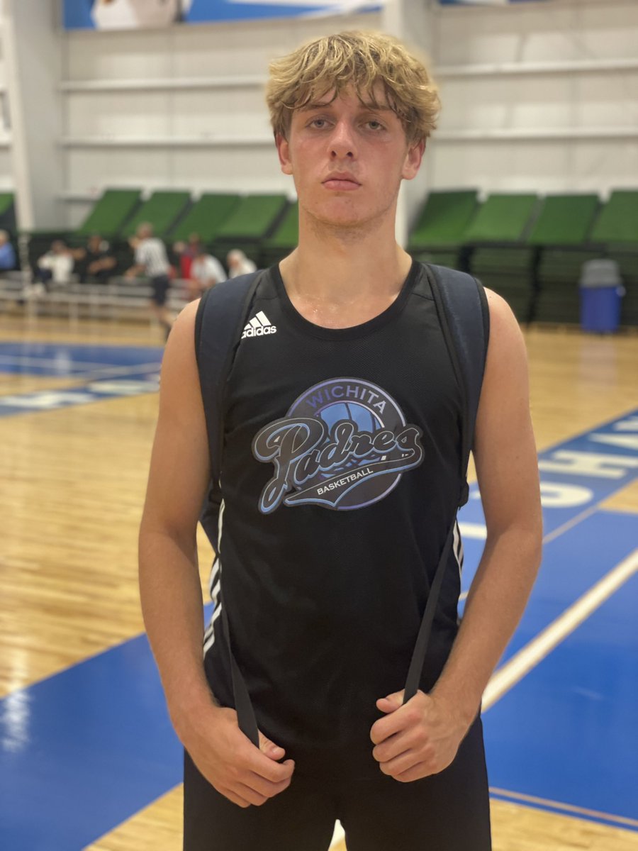 AndoverHoops's tweet image. Brooks Brown (Wing - 2027) competed in the @HardwoodEvents Session I in Kansas City. He helped his team to a 3-1 finish throughout the weekend! Winner!!
Thank you @WPKeimAraujo27!
#AndoverHoops ⚪️🔵 @_BrooksBrown24