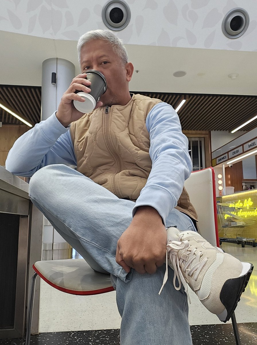 Berns_B_Bee's tweet photo. Matches the vest

#morningcoffee☕️ 

#woyft 
#kotd👟 
@newbalance 
#newbalance574

#ootd 
#wywt 
#sneakers 
#kicks https://t.co/kf7cwhKREp