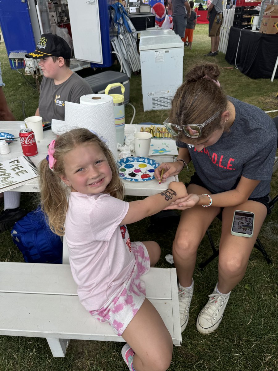 bbhcapa's tweet photo. @_BBHHS and @bbhmsbees Huddle members face painting at Broadview Heights Home Days https://t.co/CereC2nMCX