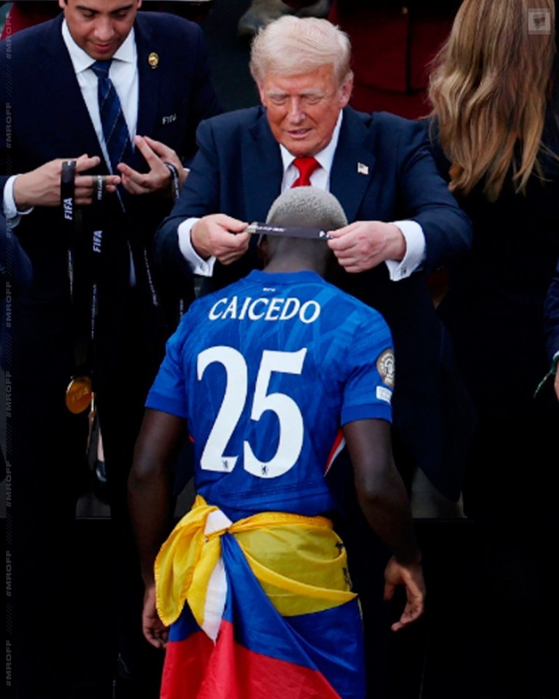 MrOFFSIDER's tweet photo. El momento en que Donald Trump le coloca la medalla de CAMPEÓN MUNDIAL a Moisés Caicedo. https://t.co/R7t2KBOEP1