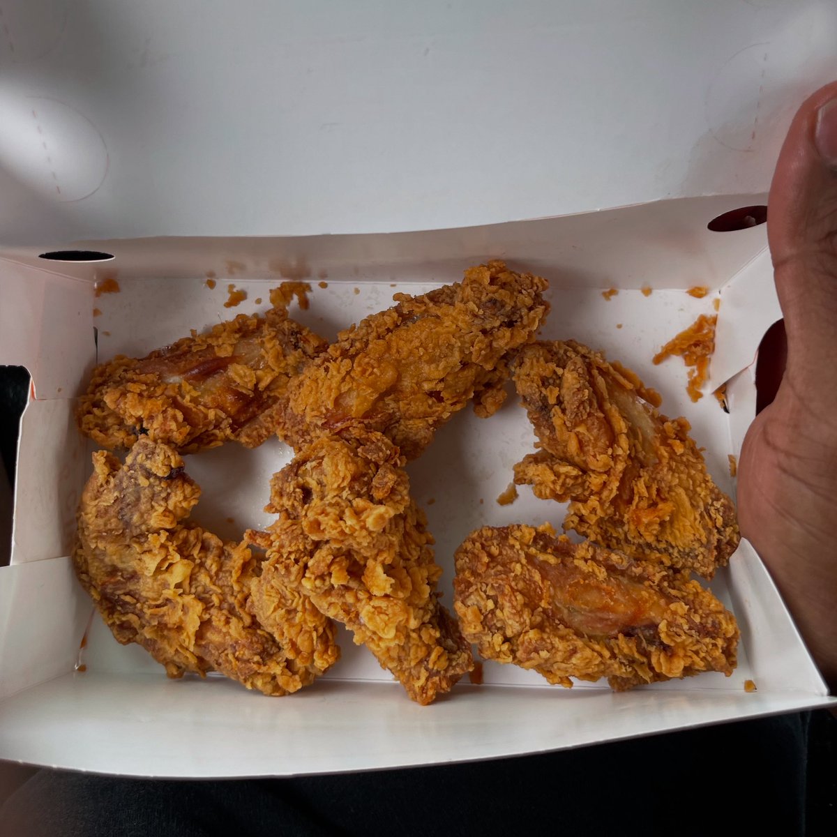 FaceCaption's tweet photo. @Popeyes 🤬🤬🤬🤬🤬 @popeyes  So I paid $11.99 for this box of Popeyes 6 chicken wings, and honestly… I feel a little played. Just look at it these pieces are tiny. It looks like they cut the drum and flat apart to stretch the count and make it seem like you’re getting more. https://t.co/Y9Yqnnuvzs
