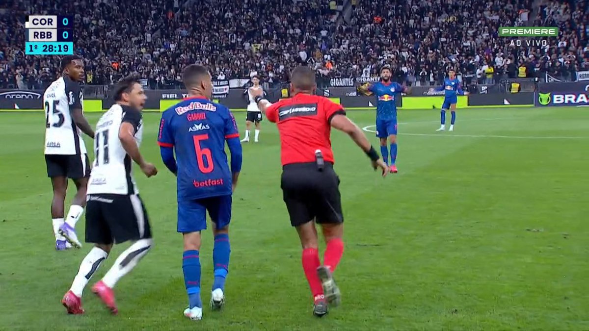 GARRO_BR_'s tweet photo. Por isso o futebol brasileiro não vai pra frente.

Enquanto a arbitragem for medíocre como é, nunca o nosso futebol vai ser valorizado.

Esse mesmo juiz deu o pênalti pro Palmeiras contra o Sport, deu pênalti pro Grêmio.

Esse juiz deu os 3 pênaltis mais absurdos do Brasileirão. https://t.co/sC7jDZYmV0