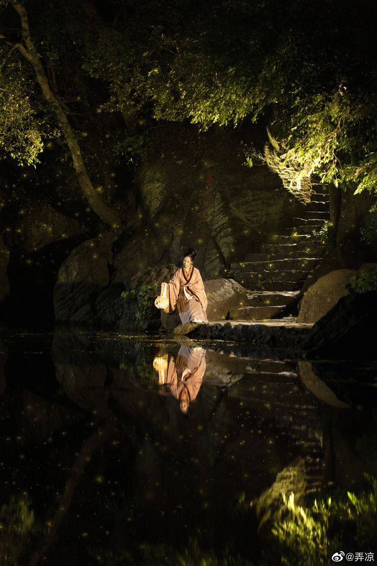 Hay dos maneras de difundir la luz... ser la lámpara que la emite, 
o el espejo que la refleja...

🐦Ling Yutang