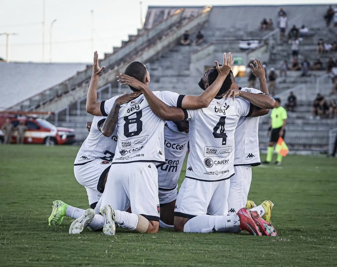 WericJunior_'s tweet image. Um novo treinador, um desempenho diferente, um novo clima. No retorno de Evaristo Piza, o Botafogo volta a vencer na Série C.

Em termos de pontuação, ainda é cedo para cravar um novo cenário para o Belo. Mas as mudanças recentes dão uma nova esperança para o torcedor.