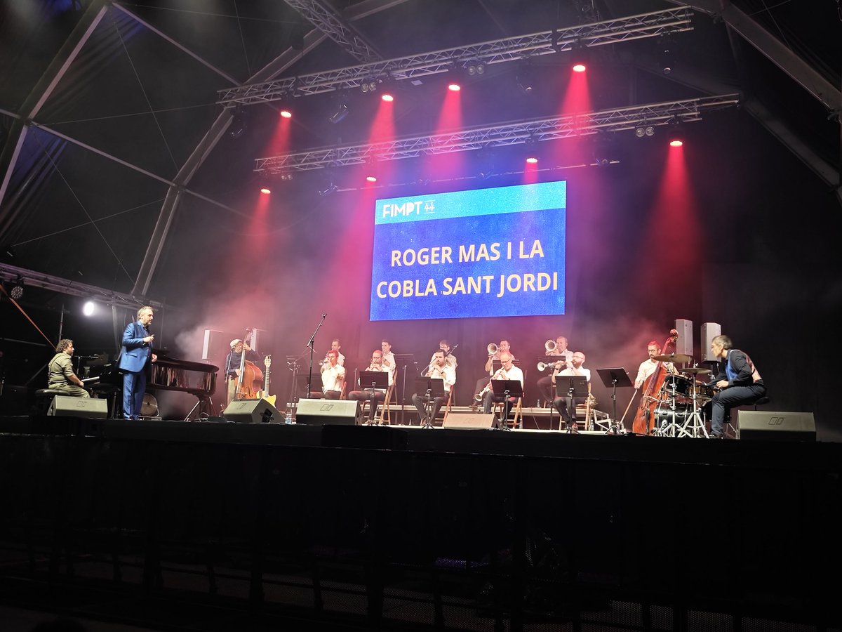 Jordi Arnal (@jarnalr) on Twitter photo Al concert de <a href="/RogerMasOficial/">ROGER MAS</a> amb la <a href="/CoblaSantJordi/">Cobla Sant Jordi - Ciutat de Barcelona</a>, que ha tancat aquest vespre el <a href="/FIMPT/">FIMPT</a> de Vilanova. Mas ha versionat Passeig del Carme, de l'estimat Pere Tàpies. El solsoní, cantant tel·lúric, és una de les millors veus del país. Quina gran creació, El dolor de la bellesa! Al concert de <a href="/RogerMasOficial/">ROGER MAS</a> amb la <a href="/CoblaSantJordi/">Cobla Sant Jordi - Ciutat de Barcelona</a>, que ha tancat aquest vespre el <a href="/FIMPT/">FIMPT</a> de Vilanova. Mas ha versionat Passeig del Carme, de l'estimat Pere Tàpies. El solsoní, cantant tel·lúric, és una de les millors veus del país. Quina gran creació, El dolor de la bellesa!