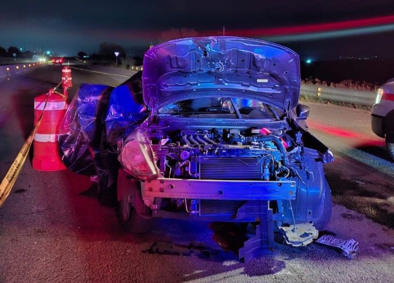PVozdelaSierra's tweet image. 🚨 #Sucesos | Fatal choque deja dos muertos y tres heridos graves en Cadereyta
▪️ Una camioneta y un vehículo impactaron de frente a la altura del crucero de El Ranchito y sus tripulantes quedaron prensados.
Más ℹ️: tinyurl.com/8kdbsxks