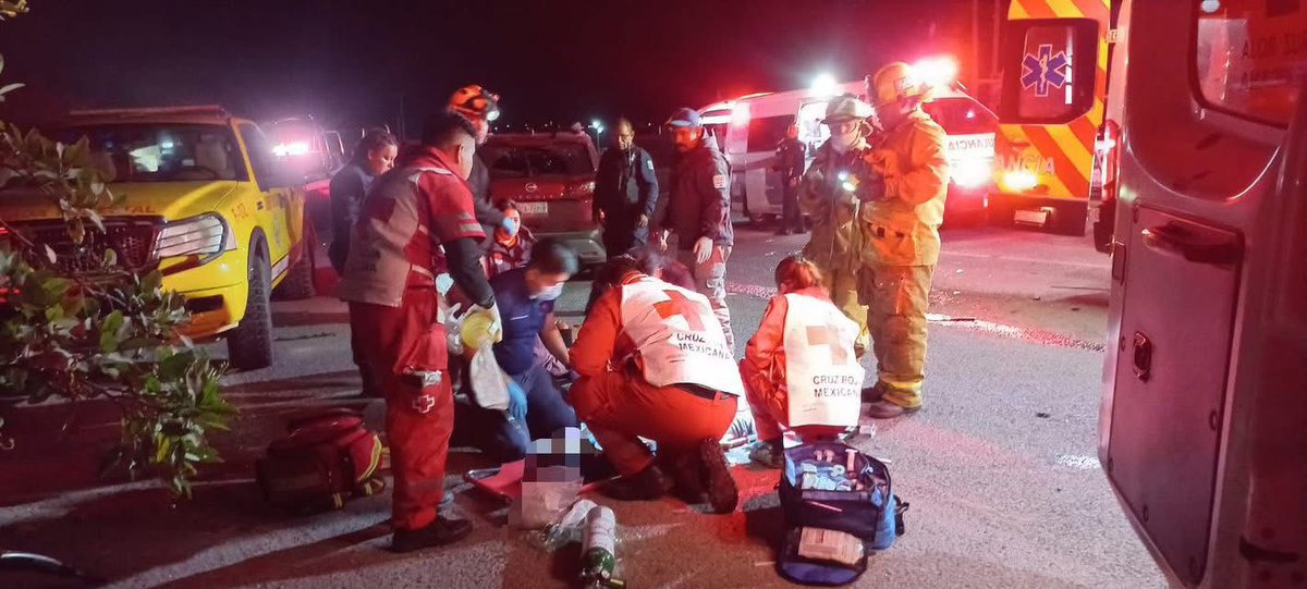 PVozdelaSierra's tweet image. 🚨 #Sucesos | Fatal choque deja dos muertos y tres heridos graves en Cadereyta
▪️ Una camioneta y un vehículo impactaron de frente a la altura del crucero de El Ranchito y sus tripulantes quedaron prensados.
Más ℹ️: tinyurl.com/8kdbsxks