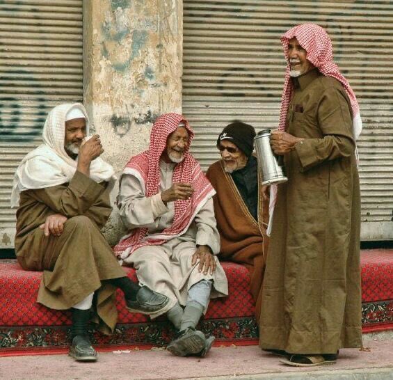 قُرب الصِّحاب يزيد كلّ سعادةٍ
ما أوحش الـدُّنـيـا بــلا خـلّانِ!