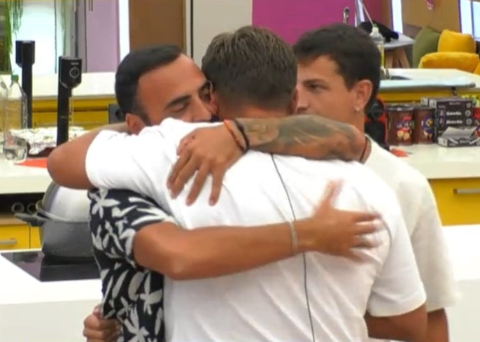 #BigBrotherGR 

- Ντεντόπουλε φύγε δικός μου φίλος είναι.  Εγώ θα πάρω το πλάνο. 

- Ρε τράβα να φας τα μακαρόνια σου μωρή ανύπαρκτη χουρχούρα!