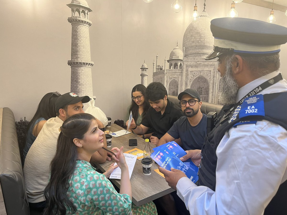 MPSClementswood's tweet image. @MPSClementswood Officer 7002EA was engaging with the public and giving crime prevention advice at Chaiiwala on Ilford Lane this evening.
@MPSLoxford