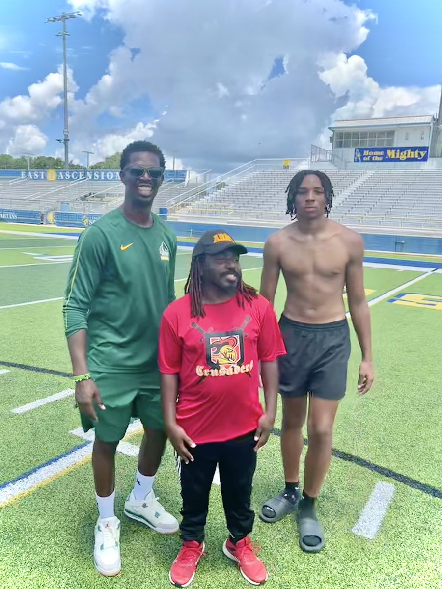 _CoachLou_'s tweet photo. Thank you @F_Huggins80 and staff for having me represent Community Christian College LA again , it was an amazing camp as always, looking forward to the next #ClosetheGap #ItRequiresMore https://t.co/V9edRIxpLN