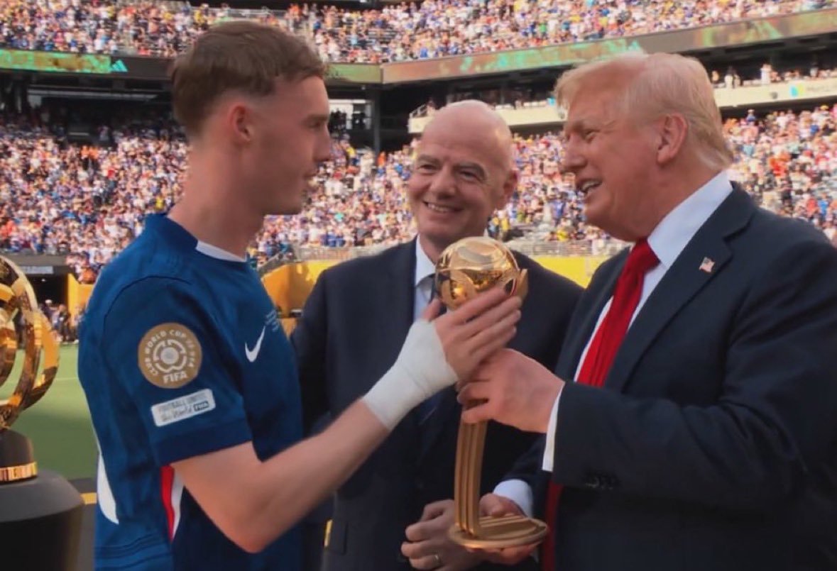 🇺🇸 TRUMP HANDS MEDAL TO COLE PALMER AFTER CHELSEA WIN

No, this isn’t a fever dream. Chelsea just beat PSG in the finals, and Trump ended up there to watch the historic match.

Cole Palmer, Chelsea’s star boy, didn’t just help win the match; he got a medal handed to him by Trump