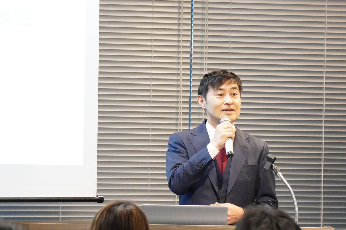 小林篤史です。 『はくだけ整体®』開発者｜猫背矯正の第一人者 「腰痛