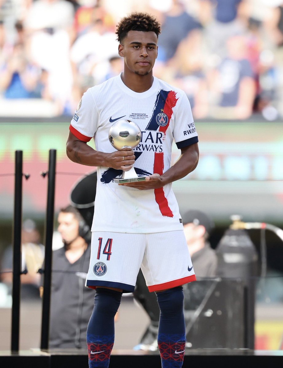 Julien_27LS's tweet photo. Désiré Doué est élu meilleur jeune joueur de la CDM des clubs pendant que Yamal paye des nains pour les ramener à son anniversaire https://t.co/O89fnlBrJ1