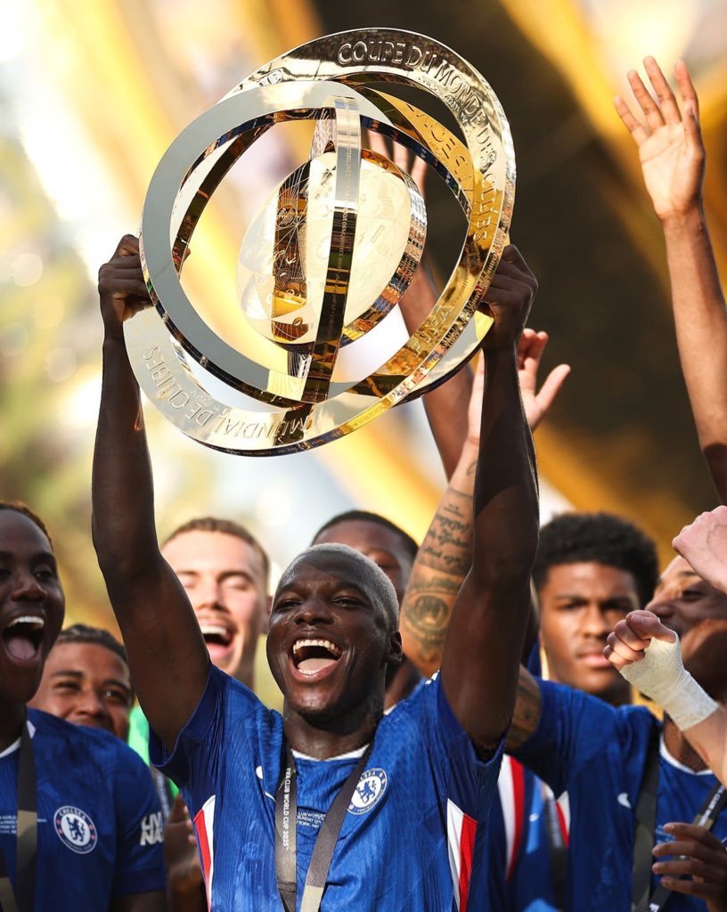 📸 - Moises Caicedo lifting the Club World Cup.