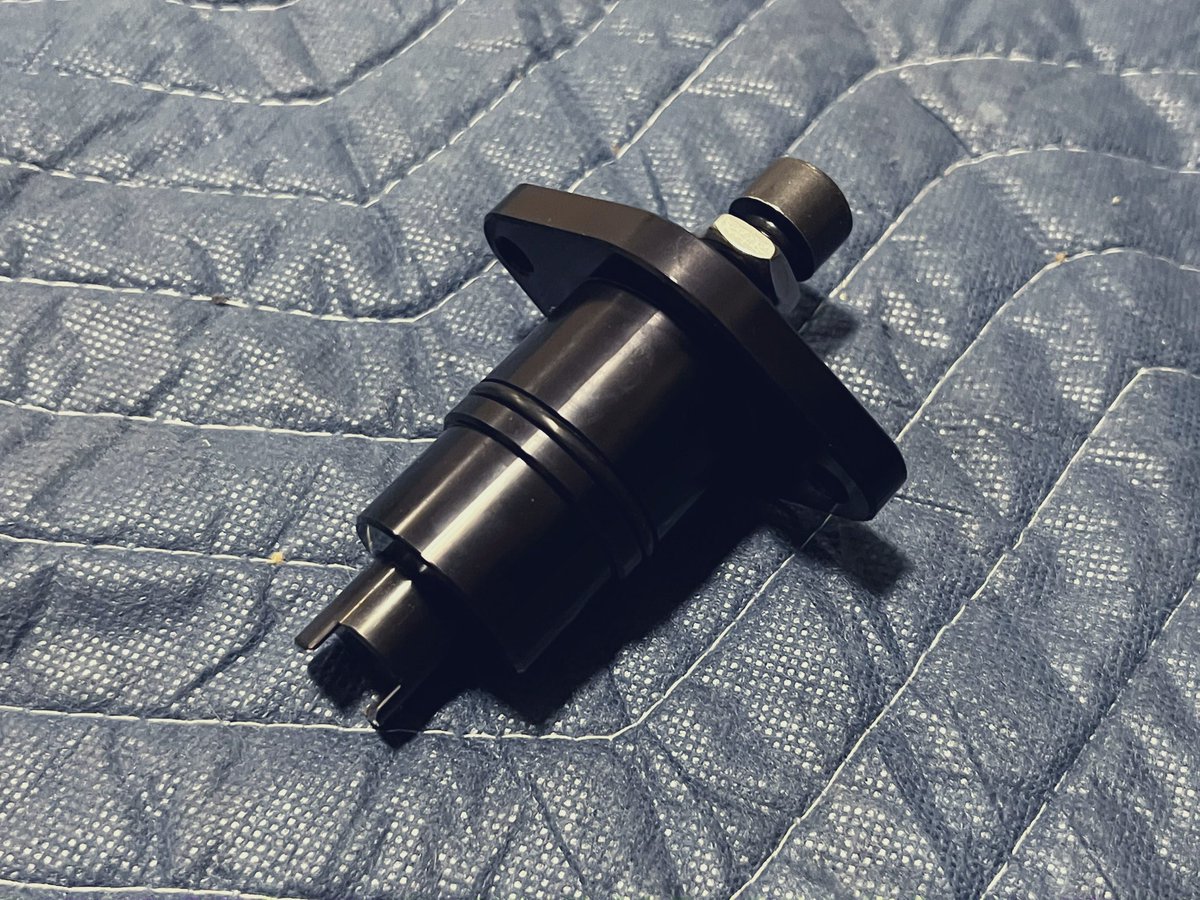 usdmimporter's tweet photo. SR20エンジン用

Mazworx マニュアルタイミングテンショナー、S14/S15エンジン用Wixエンジンオイルフィルターをご注文いただきました。

マニュアルテンショナーを取り付けるメリットは、油圧に左右されずにタイミングチェーンのテンションを保持できること。そしてテンショナーケースが削り出しのため強度が高く、デュアルスプリングの車両そして高回転を回すSR20でも適切なテンションを維持できることなどが挙げられます。

Wixのオイルフィルターは高い濾過能力とスリムなサイズが特長で純正フィルター位置でも作業効率が高いため非常に好まれています。