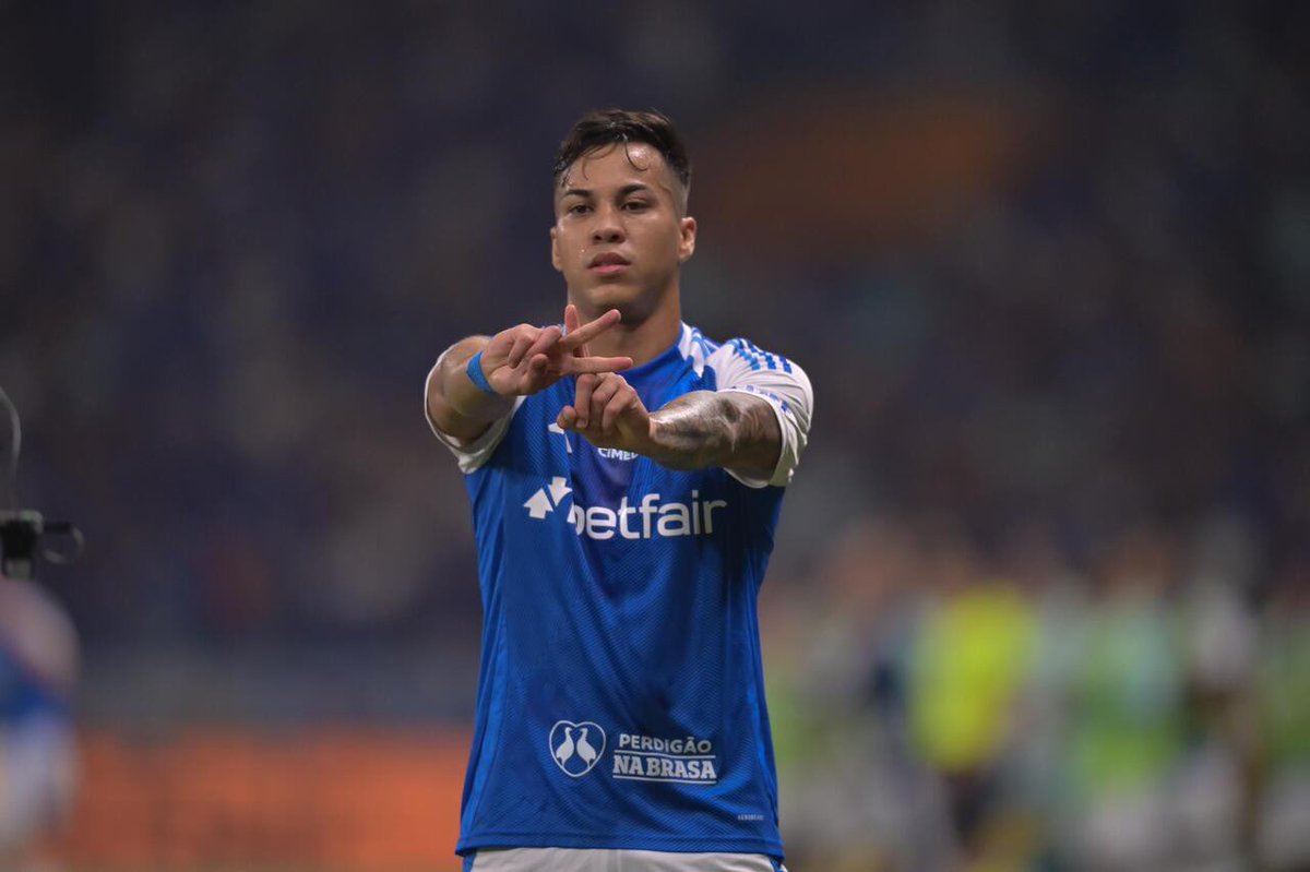 Kaio Jorge hoje atingiu um feito raro no Campeonato Brasileiro.

O artilheiro do brasileirão anotou um “Hat-Trick Perfeito” que é quando o jogador marca:

-De perna esquerda 
-De perna direita
-De cabeça

Ele é brabo, faça o K