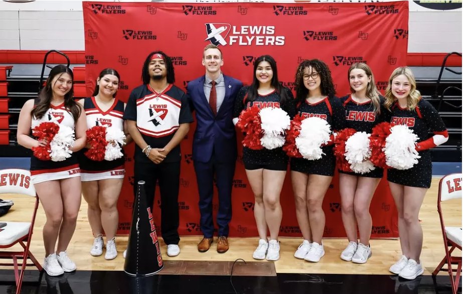 LewisUniversity's tweet image. Big goals. Clear vision. Coach Disteldorf is just getting started.

From building trust to shaping a strong team culture, he shares what’s next for #LewisU swimming team.

Read the article bit.ly/4ngkDqy