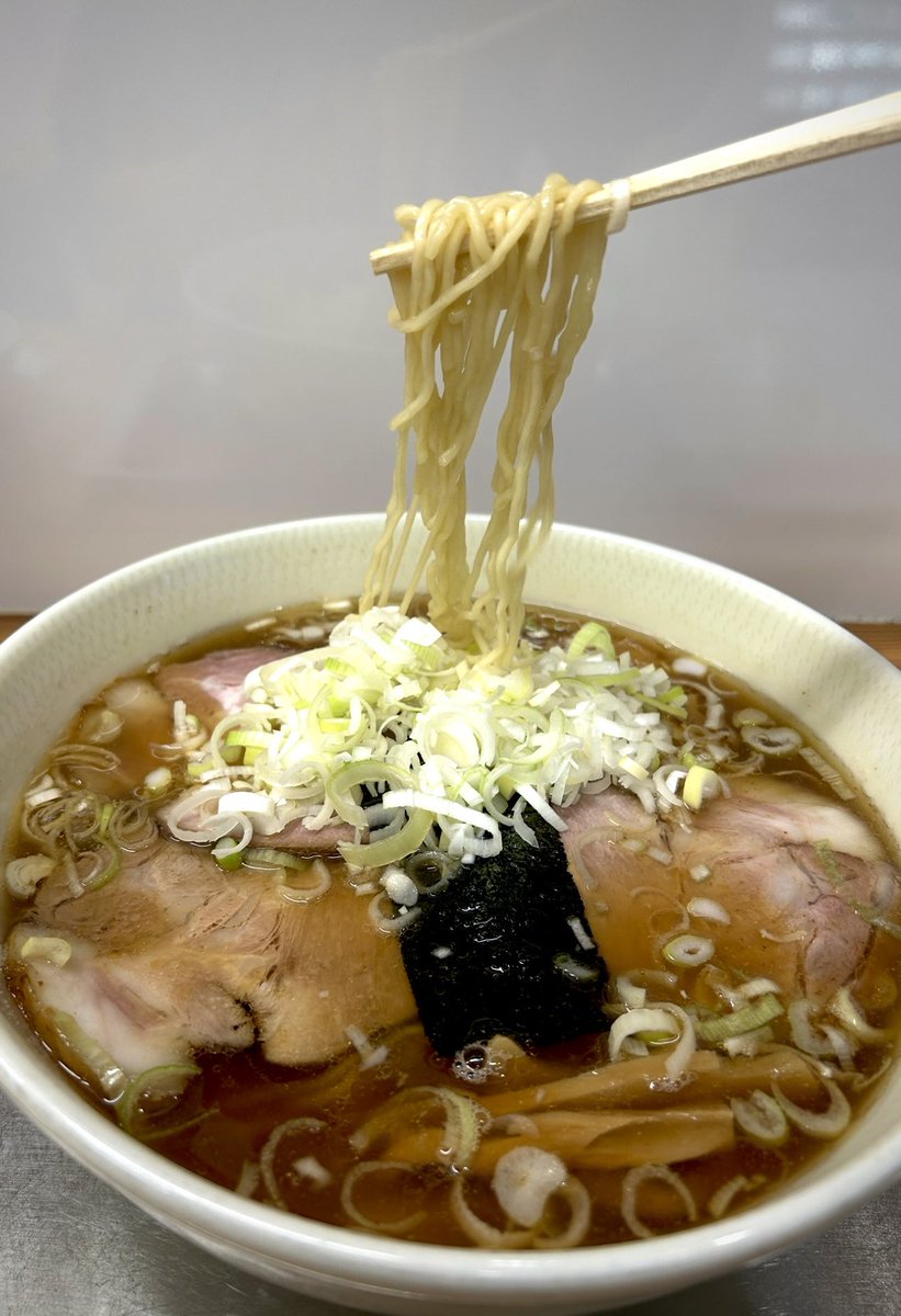 KOTAPAPA921's tweet image. 『田無 大勝軒』お馴染み どデカい丼にデフォで 麺が 2玉入る
【チャーシュー麺+TPねぎ】
永福町の流儀を受け継ぐ伝統のスープは魚介がビシッと効いたどこか懐かしい味わい✨
麺は硬めをリクエストした事で 最後の一口までダレない歯応えを味わいながら完食完飲~🎉
hungryな お腹もパンパンなのだ♡