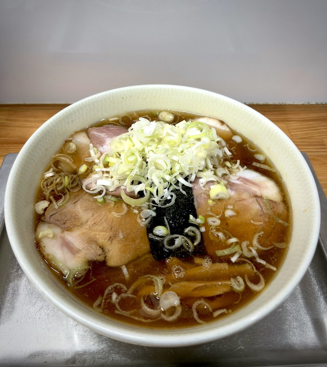 KOTAPAPA921's tweet image. 『田無 大勝軒』お馴染み どデカい丼にデフォで 麺が 2玉入る
【チャーシュー麺+TPねぎ】
永福町の流儀を受け継ぐ伝統のスープは魚介がビシッと効いたどこか懐かしい味わい✨
麺は硬めをリクエストした事で 最後の一口までダレない歯応えを味わいながら完食完飲~🎉
hungryな お腹もパンパンなのだ♡