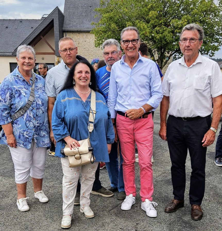 yfavennec's tweet image. En cette veille du #14juillet2025, j’étais au Ribay et à St Ouen des Toits à l’occasion de leur fête #communale respective : ambiance chaleureuse, repas convivial, bal populaire, et feux d’artifice étaient au rendez vous. Merci 🙏 🙏 à tous les #bénévoles !