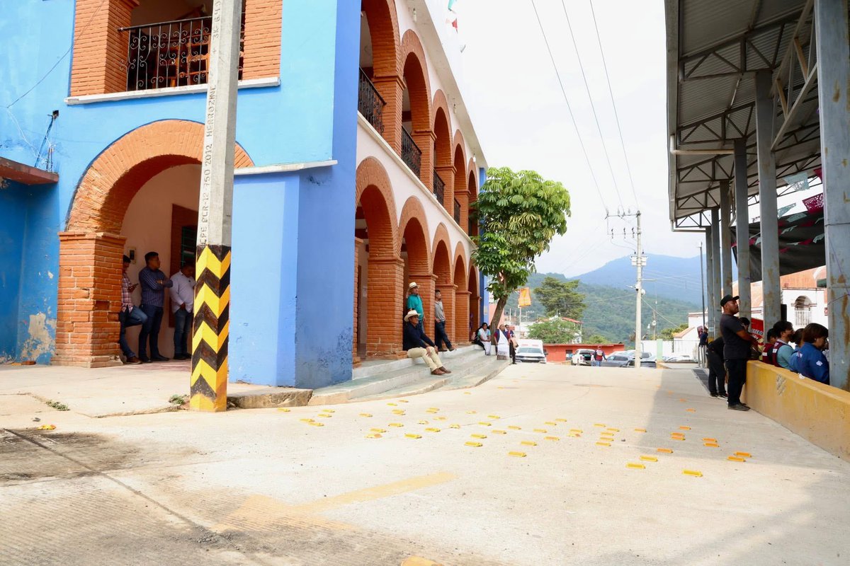 INAUGURAMOS LA REHABILITACIÓN DE DOS CALLES EN SAN ANDRÉS YAÁ

Este domingo, inauguramos la rehabilitación de las calles Independencia y Cruz Verde en San Andrés Yaá, con la Presidenta del <a href="/DIF_Oaxaca/">DIF Oaxaca</a>, <a href="/Irma_BolanosOax/">Irma Bolaños Quijano</a>. Esta obra a base de concreto hidráulico va a beneficiar a