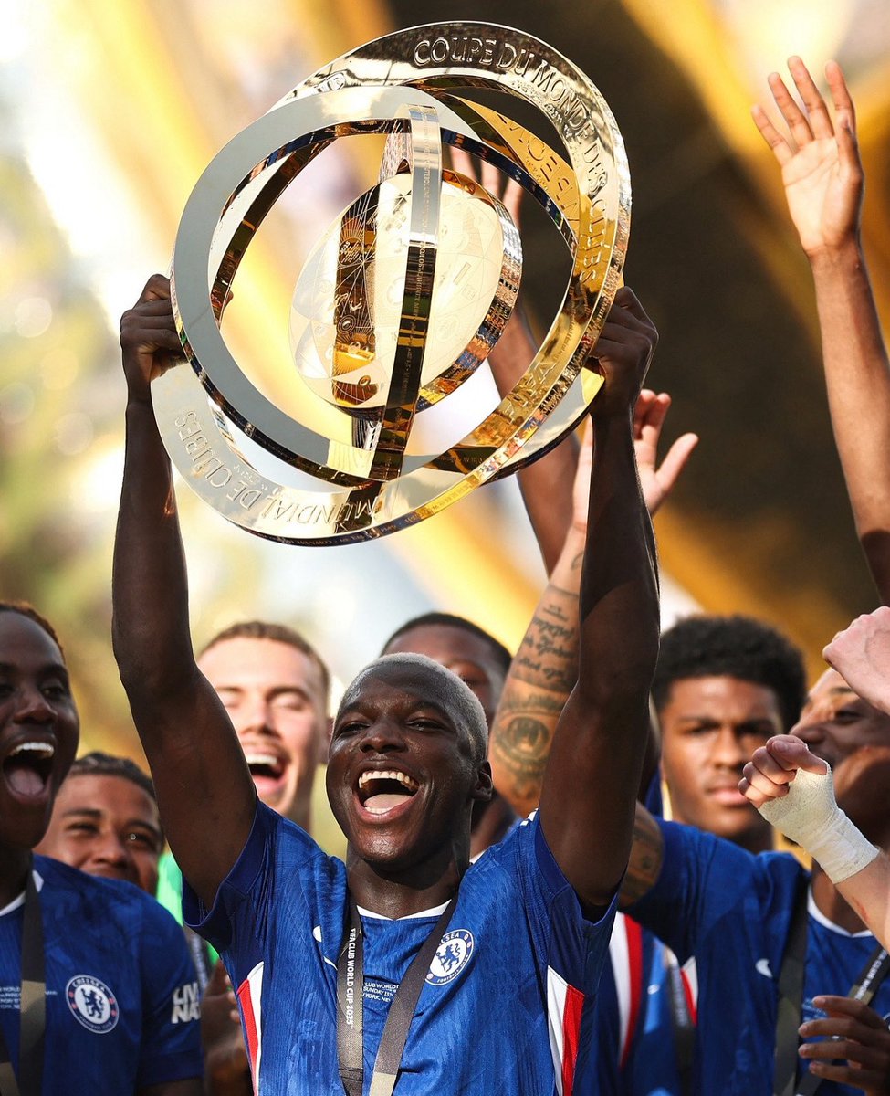 Por primera vez en mi vida veo que alguien le puede pelear el primer lugar a Spencer, Moisés Caicedo tiene recién  23 años y acaba de quedar campeón del Mundo a nivel de Clubes y siendo uno de los mejores jugadores del torneo, figura de la Premier⚽️ 🏴󠁧󠁢󠁥󠁮󠁧󠁿 y es el mejor 5 del 🌎